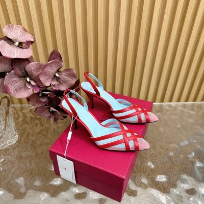 2025走秀款高版本Valentino 鱼鳞钻高跟 凉鞋 绝美的质感 非常好搭配 任何季节可穿 华伦天奴此系列演绎全新时尚魅力 延续超高跟设计 深得海外知名博主