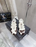 情侣款出厂 dries Van Noten Dvn 复古德训鞋 dries Van Noten 春夏系列 设计师通过改造 扭曲和颠覆经典元素 打造出实用而富有设