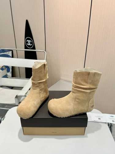 时尚来袭，UGG 雪地靴温暖你的冬日。 韩版复古软 fufu 的雪地靴，堆堆鞋型与勃肯褶皱短靴元素结合，时尚感爆棚。可爱纹路雪地靴专用鞋底，靴筒堆堆褶皱超显瘦。