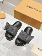 男女款 Lv X Tm村上隆 联名款 黑白三彩 魔术贴 钱包 面包 平底凉拖鞋 原版购入开发 做货 本款 pool pillow Comfort 凉拖出自路易威