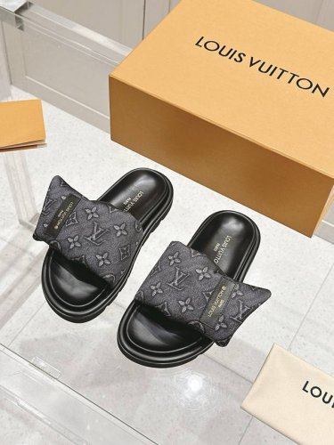 男女款 Lv X Tm村上隆 联名款 黑白三彩 魔术贴 钱包 面包 平底凉拖鞋 原版购入开发 做货 本款 pool pillow Comfort 凉拖出自路易威