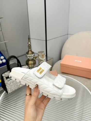 拖鞋 P270 凉鞋Miu Miu 缪缪 ，全球各大代购官网火爆上市. 走秀场曝光 、非常留行的美拉德配色平底鞋， 电绣工艺设计、独特风格，非常有质感 材质：原