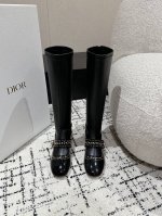 短靴 长靴 DIOR 24 迪奧秋冬新款 秋冬成衣系列发布秀上全新亮相，灵感源自1960年代的优雅与精致。 采用黑色漆皮牛皮革和皮革效果弹力面料精心制作，鞋面饰