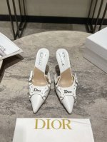 迪奥Dior 早春新款 尖头慕勒拖女拖鞋 明星同宽CD字母logo高跟凉鞋 市面顶级高端版本 材质：鞋面采用进口混种羊皮+水染羊皮内里 垫脚意大利真皮大底 跟高