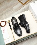 出厂价p 顶级货Ferraga*菲拉格慕男士正装皮鞋 体现经典的优雅气质 高雅的外观搭配修长的版型 进口牛皮打造 舒适轻盈 套脚式穿脱方便 内里本染小牛皮 超轻