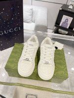 Gucci新款情侣款运动鞋 早春系列巧妙运用淡雅色调 镂空设计和橡胶细节焕新演绎经典低帮运动鞋 这款运动鞋以白色皮革匠心打造 缀饰橡胶细节 尽显别样魅力 鞋面