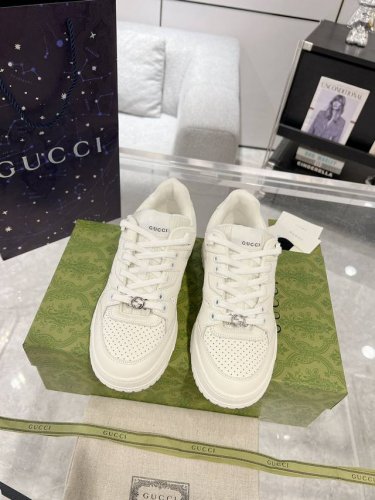 Gucci新款情侣款运动鞋 早春系列巧妙运用淡雅色调 镂空设计和橡胶细节焕新演绎经典低帮运动鞋 这款运动鞋以白色皮革匠心打造 缀饰橡胶细节 尽显别样魅力 鞋面