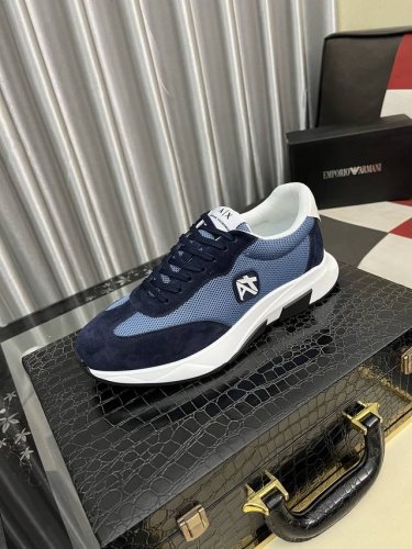 出厂价Pp： 阿玛尼Armani* 最新爆款休闲鞋，顶端品牌 奢侈～代购，顶级～质量。 鞋面選用进口透气牛皮搭配材质透气羊皮垫脚 精细做工。原版个性时尚柔软橡膠