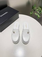 一脚蹬拖鞋 Chanel 香奈儿 25C英伦风双C乐福鞋凉鞋 此款乐福鞋爱好者绝不能错 这款气质上更中性帅气几分 双C 水钻五金扣 显得格外精致 一脚蹬 穿脱真