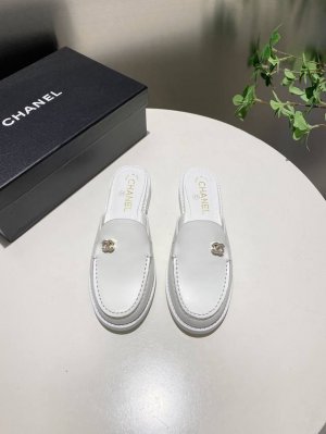 一脚蹬拖鞋 Chanel 香奈儿 25C英伦风双C乐福鞋凉鞋 此款乐福鞋爱好者绝不能错 这款气质上更中性帅气几分 双C 水钻五金扣 显得格外精致 一脚蹬 穿脱真