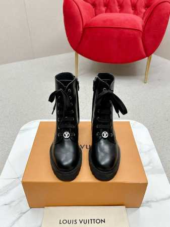 LV路易威登 驴牌 L家 Louis vuitton 及踝靴 马丁靴 系带 短靴 原版购入开发 做货 本款平底靴以光滑牛皮革演绎经典登山靴风范，借 LV 字母饰 - 点击图像关闭