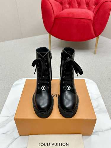 LV路易威登 驴牌 L家 Louis vuitton 及踝靴 马丁靴 系带 短靴 原版购入开发 做货 本款平底靴以光滑牛皮革演绎经典登山靴风范，借 LV 字母饰