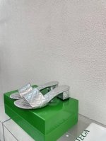 Bv Amy穆勒鞋系列 菱格压纹拖鞋 原版一比一做法 小羊皮设计 银色 方头设计 当今流行的又一趋势 天花板啦 7彩色百搭 压纹工艺经过数十次工艺测试 包裹面料