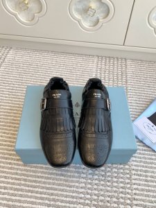 批拖鞋 乐福 Prad* 25ss 普拉达走秀款皮带扣 复古流苏穆勒半拖 乐福鞋爆款！走秀款 复古感时髦满满 随意百搭 时尚休闲 独到味道，人人都爱也轻松驾驭
