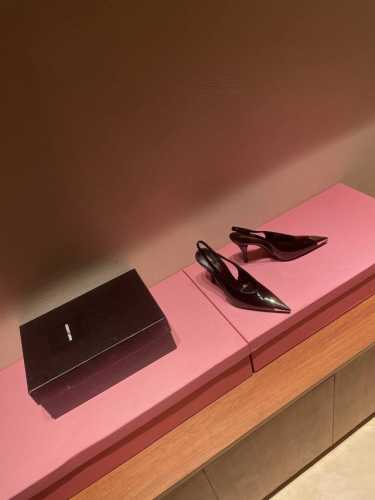 最高版出厂 YSL 圣罗兰新款金属链条高跟鞋 Saint Laurent YSL姐姐的美丽尤物高跟鞋 又是人间圣罗兰Rose同款的小方头高跟鞋 很好修饰脚型 这
