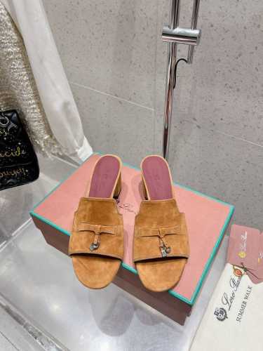 Loro Piana 25春夏Lp顶级版本英伦宝石吊坠夹脚平底拖鞋凉鞋 原来这就是传说走两万步都不会累脚的夹脚凉鞋把颜值和脚感都拿捏住了，上脚一走就会被彻底沦陷