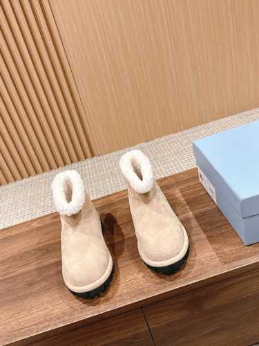 Prada 普拉达秋冬新款雪地靴 滑雪靴 皮毛一体的面料 打造理想的柔软度 短筒版型，在都市或山地均可穿着，显小腿细 保暖又凹造型 Size：35-39 40