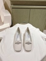 Jimmy Choo 小羊皮单鞋上新 超赞周仰杰24春夏系列 重逢惊艳 优雅邂逅 碰撞之美 时尚国外博主同款街拍推荐 造型大胆别致满分街拍 小羊皮鞋面 搭配真皮