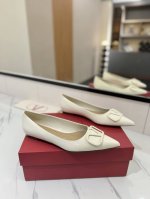 出厂价： Valentino 华伦天奴推出全新单鞋系列，单鞋款平跟鞋尖头V扣凉鞋。上脚非常修脚型 重点是很好非常好驾驭 不磨脚不累脚 行走神器！ 金属VLOGO