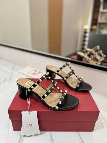 出厂价： Valentino 华伦天奴铆钉 VT经典6.0cm 粗跟凉拖鞋，顶级复刻！侧身弧线完美，原版开模定制不生锈铆钉 特别有质感的五金衬托出满满的高级感，
