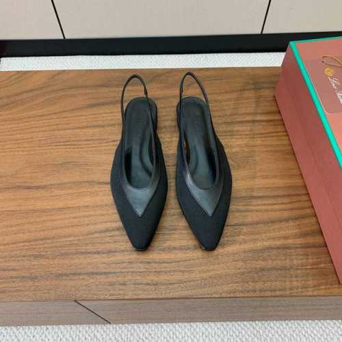 Loro Piana 拼色后空单鞋。极简主义风格。属于非常耐看的款式！高级百搭之王一年四季春夏秋冬皆适宜。鞋面订制布拼皮。羊皮垫脚。进口真皮大底。 码数：35-