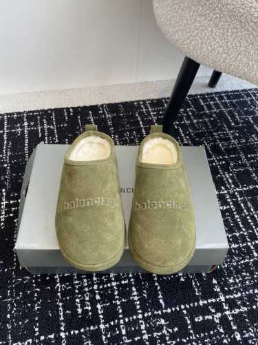 代购级 BALENCIAGA 24ss 秋冬季新款 巴黎世家 包头拖 勃肯拖 脚感也很舒服，原版进口麂皮 随便简便穿搭 穿祙子简直不要太好看了 鞋面进口麂皮 羊