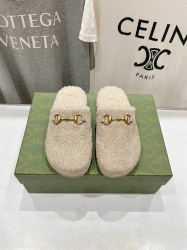 高版本出厂 Gucci* 古驰2024ss秋冬新款居家毛拖 羊羔毛的拖鞋真的是太好穿了 这款最新系列以基本廓形和标志性细节为特色。采用品牌代表材质 GG 反绒牛