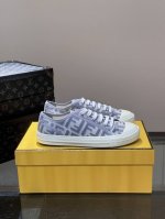 Fendi芬迪domino系列 老花ff帆布 情侣款 休闲 运动鞋 滑板鞋，新款 Domino 帆布运动鞋成为深受喜爱的一款鞋履，对于想打造简约且具有 Fend