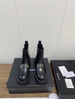 Chanel 经典双c秋冬马丁 装饰短靴 香奈儿秋冬重工爆款短靴 经典电绣菱格元素和链条元素交织，细节满满！ 小红书力推款，怎么搭配都好看，时髦精必备，香奈儿女