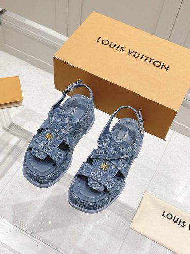 Louis Vuitton 路易威登 Maya Flatform 凉鞋 本款 Maya Flatform 凉鞋选用光滑牛皮革，令宽幅鞋带穿梭于皮革鞋舌之间，再以