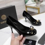 versace范思哲 5 新跟杜丽莎原版扣高跟凉鞋 拖鞋 海外热销冠军 Yb一致原鞋开发楦型 各大时尚博主及明星、网红、已经人手一对，如此出众的美，让人过目不忘