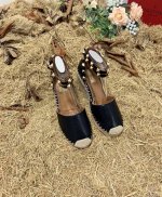 valentino Garavani 荔枝牛皮系带坡跟凉鞋 金属效果工艺处理铆钉装饰 麻绳包裹坡跟 可调节小牛皮系带 坡跟防水台 意大利制造 -35-41