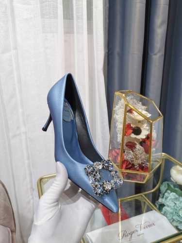 出厂价 Roger vivier 经典之作RV雪花钻扣真丝单鞋原版购入1:1开模，细节超完美roger vivier 原版高档包装面料:意大利 进口100%真丝