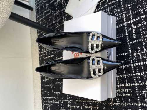 代购级 BALENCIAGA 巴黎世家 25ss 尖头 进口澳钻扣 高跟凉鞋 单鞋 市场最高版本 绝对原版开发 英原版购入对照开发 特殊定制进口漆皮 进口羊皮做