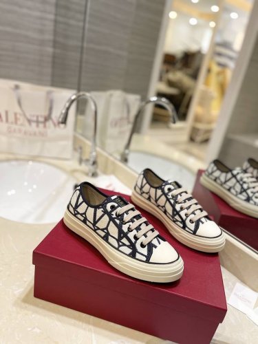 Valentino V家专柜最新款 V标志低帮情侣款运动鞋， 欢迎对比 舒适好穿楦型与专柜一致。Tpu组合大底 女：标准码35-40 41.42 定制 男：标准