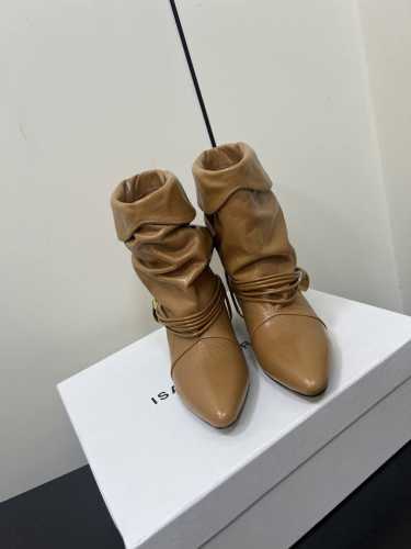 Isabel Marant 2024 ｜秋冬秀款褶皱织皮短靴 秋季秀场不断重复出现的流苏、皮革等元素带给人浓浓的都市猎人的感觉 法国时髦品牌 独特设计风格织皮靴