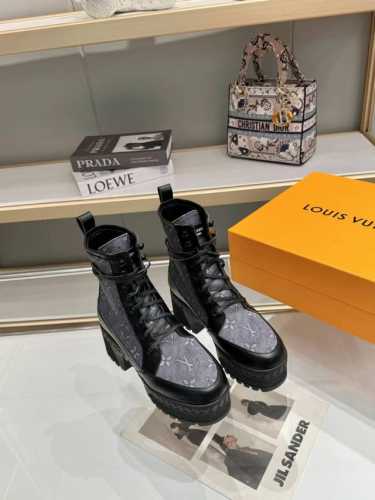 lv 路易威登 厚底鞋 專檀新款新色，[ 腰不断帮 欢迎对比，品牌专用进口老花面料 。完美设计 ，打造最美 单品。◆代购级别！高级感十足！国内外博主刷爆的一款，