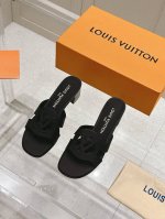25Ss全新升级 蜥蜴纹拖鞋更显个性 本款 Lv Isola 平底凉拖采用柔软牛皮革，令宽幅鞋面呈现镂空 Lv Circle 标识，追寻跨越时间的经典格调。多层