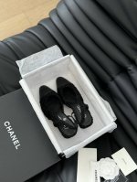 Chanel 经典Slingback后空凉鞋 前几年一直在做这个款 今年我们还是重新购版，再次精细Copy。 发现新版面的鞋面线条和形体舒适度都做了微调！ 这个