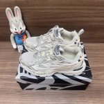 顶级版本Off-White Be Right Back 圆头系带休闲鞋男女同款绿白银。 一款名为“Be Right Back”运动鞋的跑鞋这款运动鞋的设计灵感来