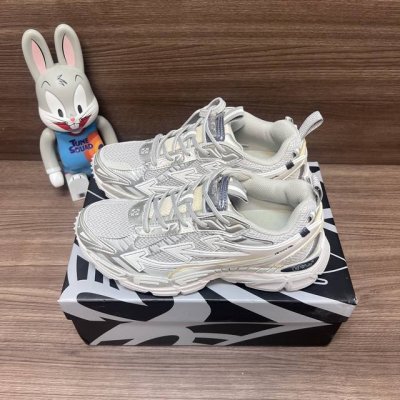 顶级版本Off-White Be Right Back 圆头系带休闲鞋男女同款绿白银。 一款名为“Be Right Back”运动鞋的跑鞋这款运动鞋的设计灵感来
