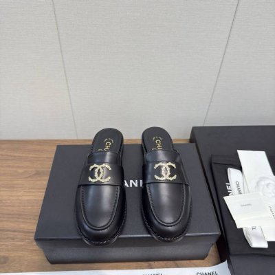 chanel 25春夏 钻扣字母标 乐福懒人半拖鞋 一年四季皆可穿 不管什么时候拿出来搭配都贼高级耐看 逛街压马路赚足眼球 轻松游走于通勤和休闲场合 做个漫不经