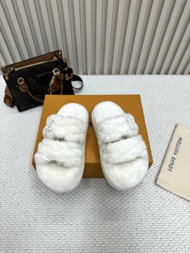 顶级品质 LV ss24 new arrival～平底羊毛拖鞋新品 超舒适的lv双带毛拖 简约随性 时髦有范， 慵懒又不乏高级感，最舒适的拖鞋没有之一 随意上脚