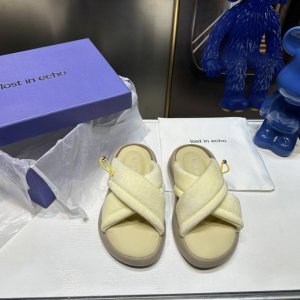 橙子出厂价 小众品牌 lost in echo 交叉厚底面包拖鞋 拖鞋的外型时尚感满满，简约大气 非常有创意的毛绒元素，搭配酷酷的军绿色，整体风格 蓬松且有厚度