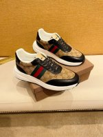 工厂P价 。新款男鞋Guccl 古奇 最新鞋出货。原单品质 时尚潮流 采用特殊材料 内里羊皮 全新包装。脚感超舒适，做工简直无可挑剔 码数:38-44 45订做