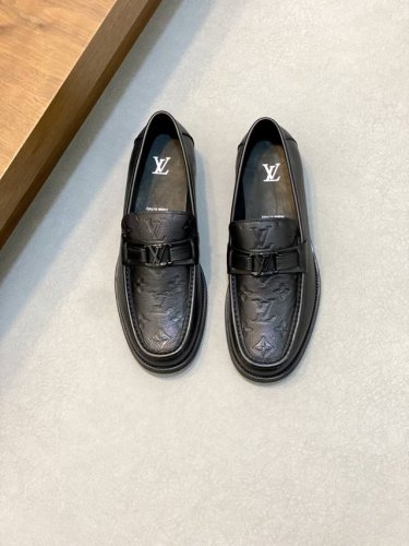 lv Major 独家首发乐福鞋出货 本款 Major 乐福鞋以篮球纹小牛皮革焕新经典设计，正面为 Monogram 压纹鞋面点缀 Lv 字母装饰，后跟光滑小牛
