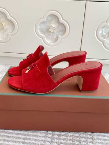 平底 粗跟 代购级 Loro piana Summer Charms Ser LP女士凉鞋拖鞋产品详情：这款绒面羊皮革凉鞋搭配饰有Loro Piana My C