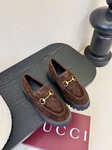 gucci古驰 坡跟水台-专柜同步发售 上脚非常完美 优雅大方 鞋面:牛皮 品牌布 鳄鱼纹牛皮 内里:牛皮 垫脚:牛皮 大底:进口意大利 码数:35-42 40
