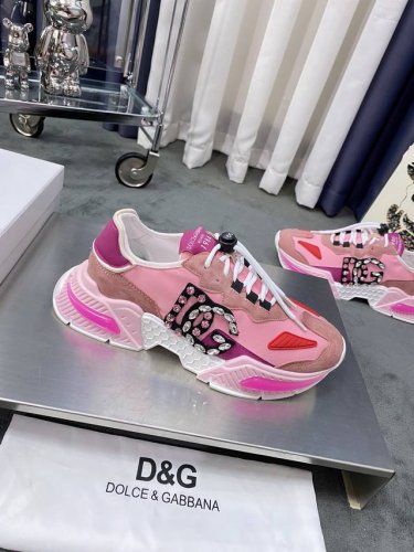商品商标: Dolce&Gabbana 杜嘉&班纳 正码码数: 35-44 45定做 商品材料: 鞋面意大利牛皮拼接布料鞋面 羊皮垫网布内里 钻石装饰 鞋底 原