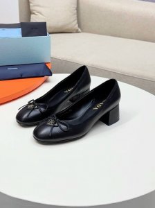 PRADA 普拉达 早春 三角标圆头蝴蝶结饰粗跟专柜走秀款女鞋！ ， 顶级版本 实力来袭，少女必备 走秀款女鞋 尖头粗跟专柜走秀款！ 单鞋出厂价 凉鞋250 _